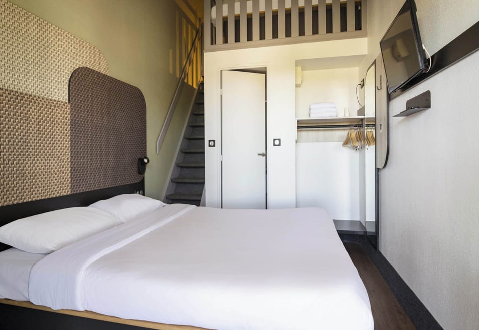 Premium bedding, desk, soundproofing, free cribs/infant beds