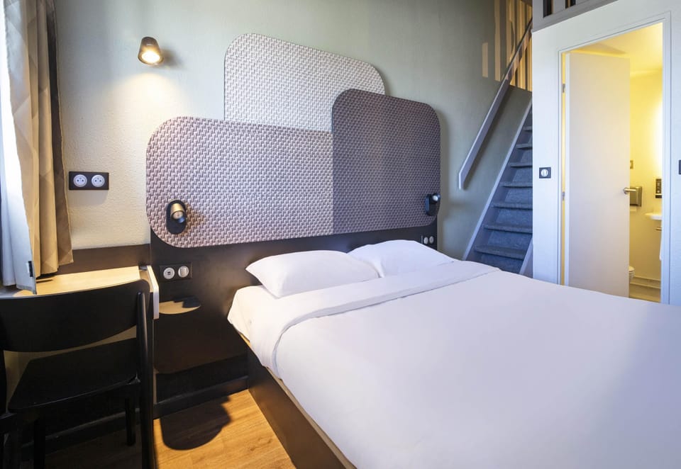 Premium bedding, desk, soundproofing, free cribs/infant beds