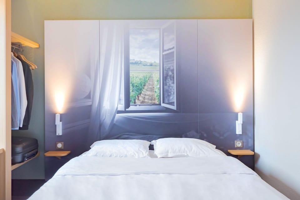 Premium bedding, desk, soundproofing, free WiFi