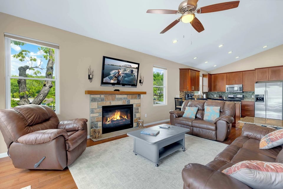 House, Multiple Beds, Patio (Trails End Hideaway) | Living area | 50-inch flat-screen TV with digital channels, fireplace
