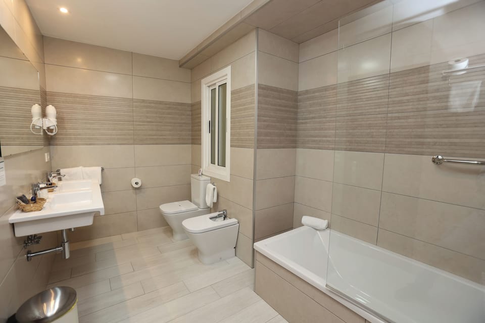 Standard Quadruple Room, Multiple Beds | Bathroom | Shower, free toiletries, hair dryer, towels