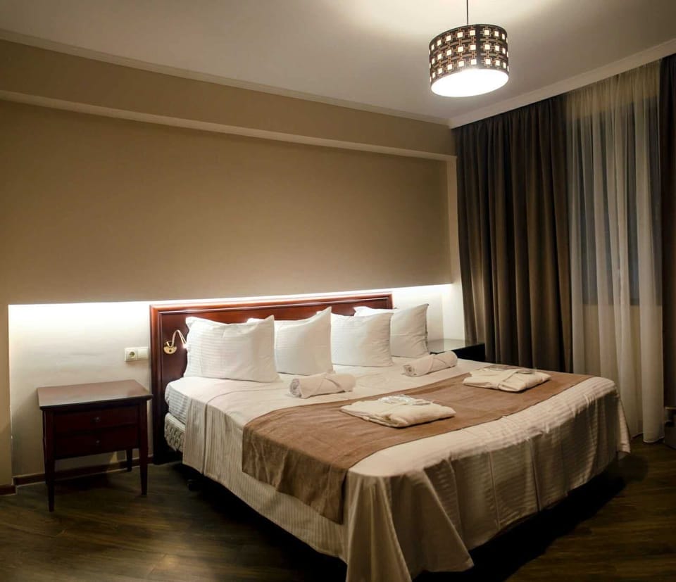 Deluxe Double Room, Sea View | WiFi (free), bed sheets