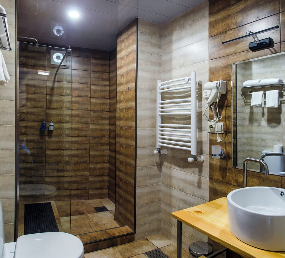 Basic Twin Room, Balcony, Sea View | Bathroom | Hair dryer, towels, soap, shampoo