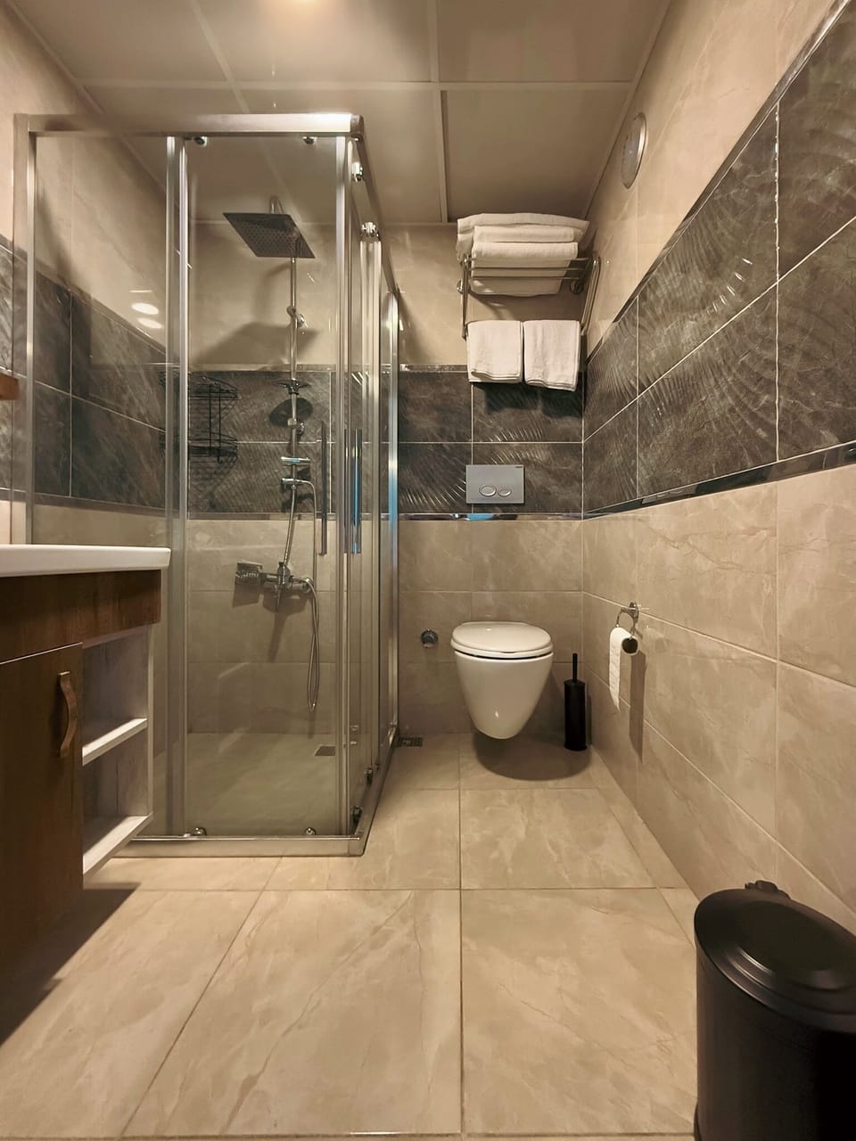 Economy Double Room | Bathroom | Shower, free toiletries, hair dryer, bidet