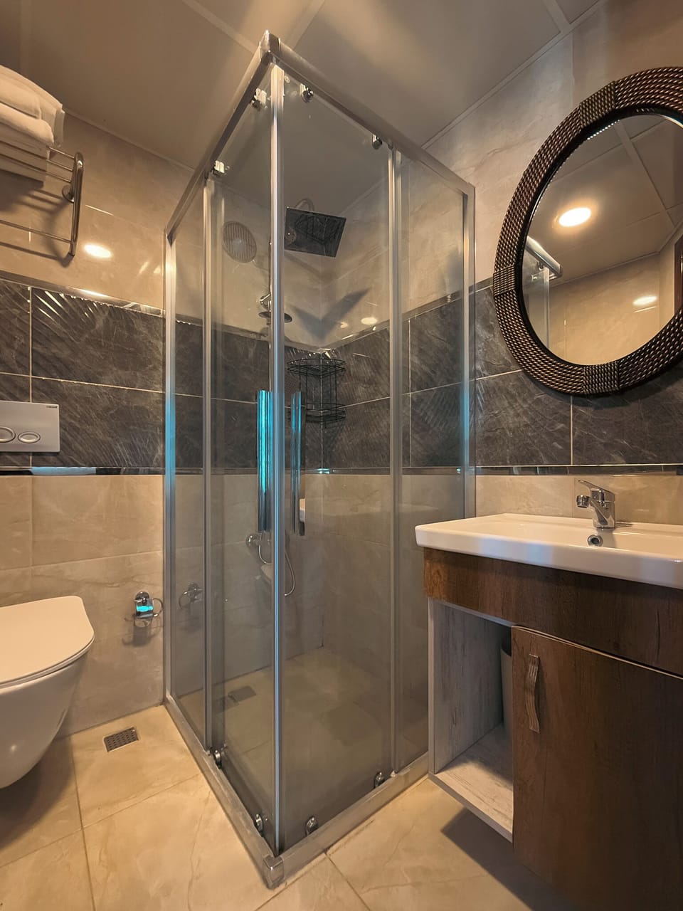 Superior Double Room, Sea View | Bathroom | Shower, free toiletries, hair dryer, bidet