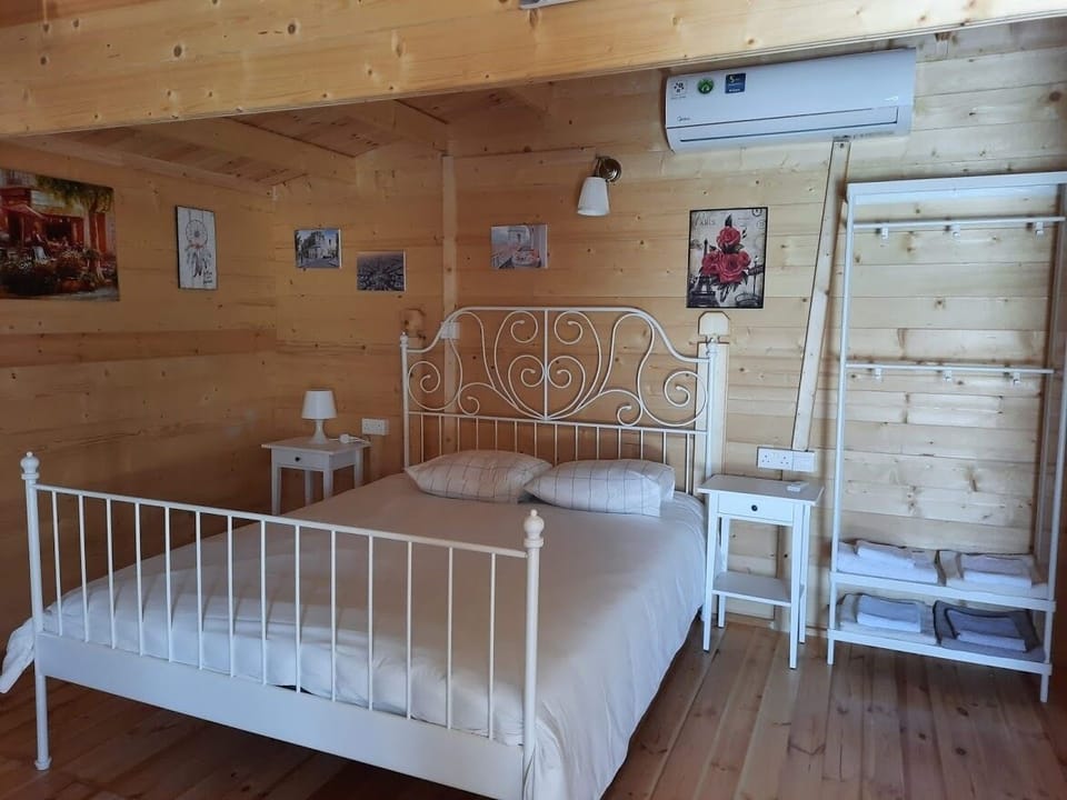 1 bedroom, blackout drapes, WiFi (free)