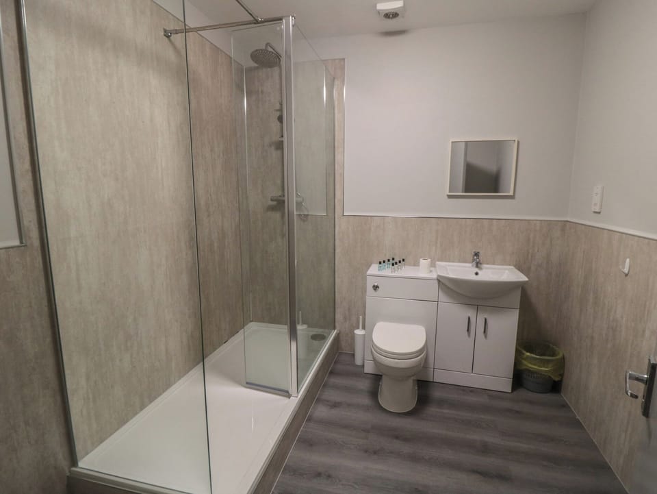 Cottage | Bathroom | Shower, hair dryer