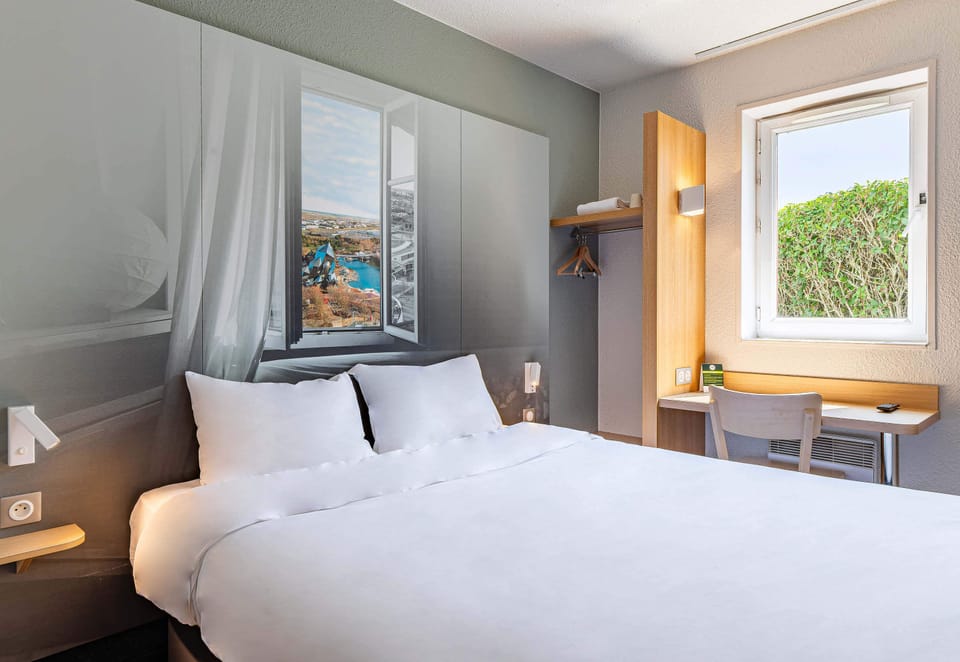 Premium bedding, desk, soundproofing, free WiFi