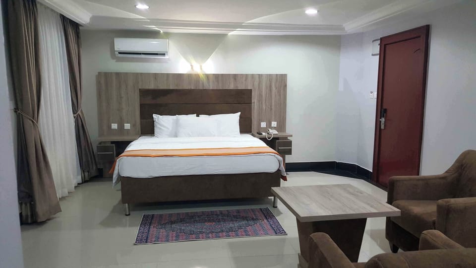 Presidential Apartment | Desk, laptop workspace, free WiFi