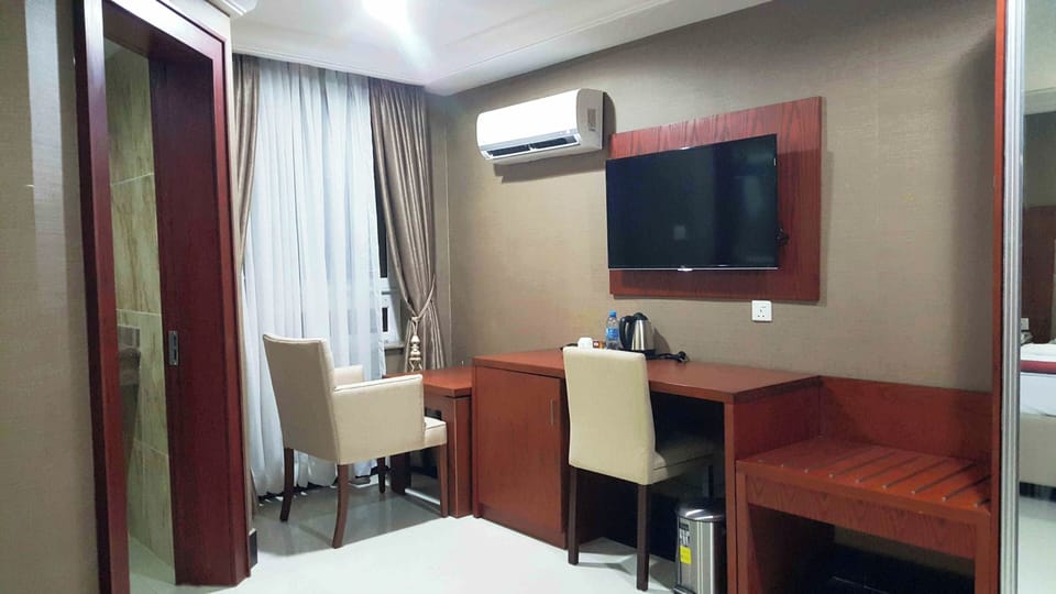 Classic Room | Desk, laptop workspace, free WiFi