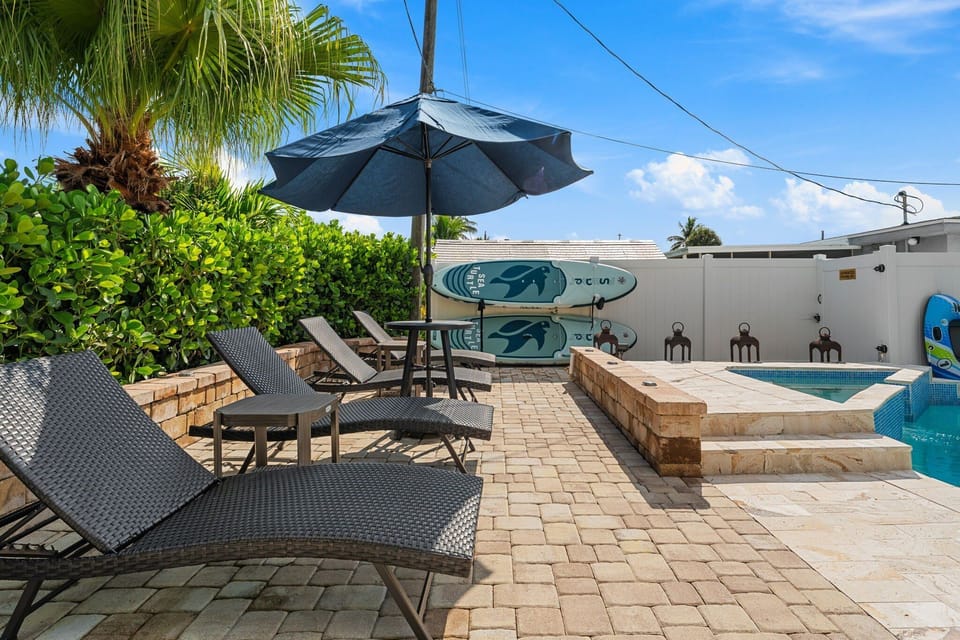 Outdoor pool, pool umbrellas, sun loungers