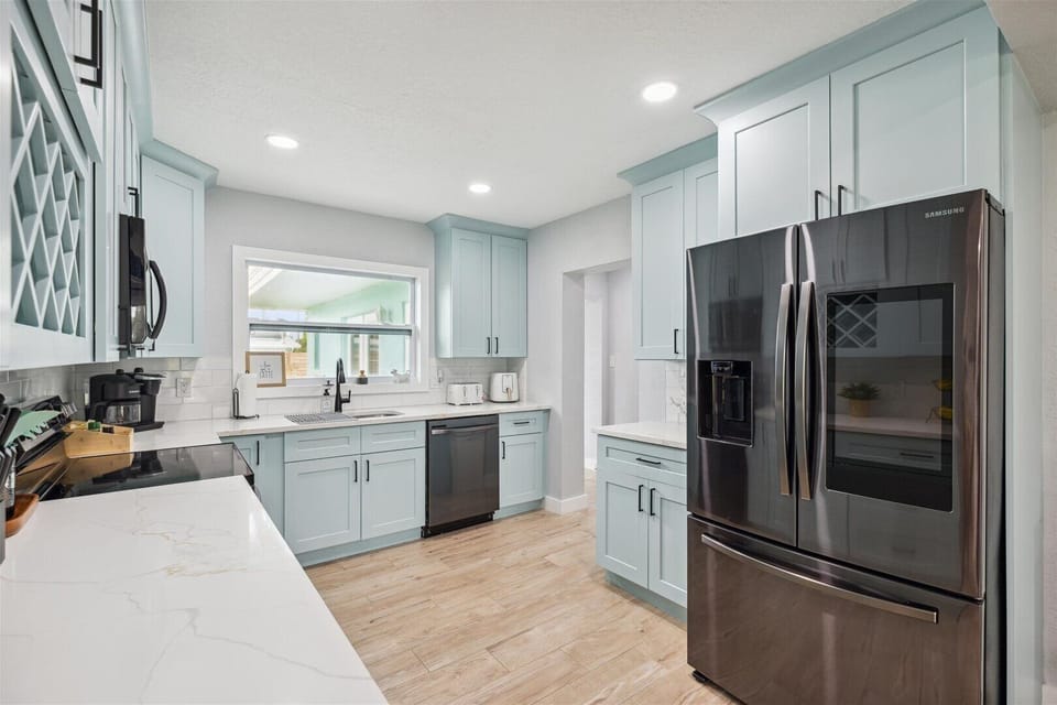 House (4 Bedrooms) | Private kitchen | Fridge, microwave, oven, stovetop