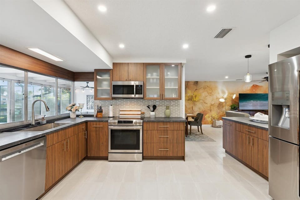 House (4 Bedrooms) | Private kitchen | Fridge, microwave, oven, stovetop
