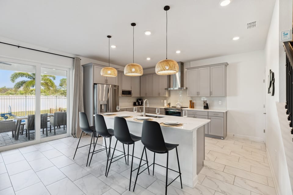 House (Multiple Bedrooms) | Private kitchen | Fridge, microwave, oven, stovetop