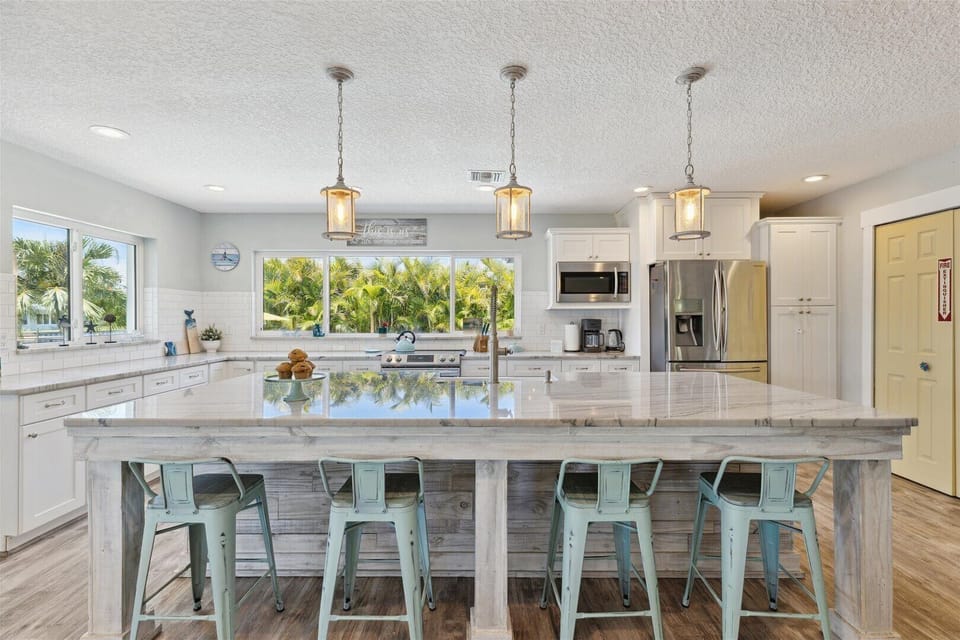 House (4 Bedrooms) | Private kitchen | Fridge, microwave, oven, stovetop