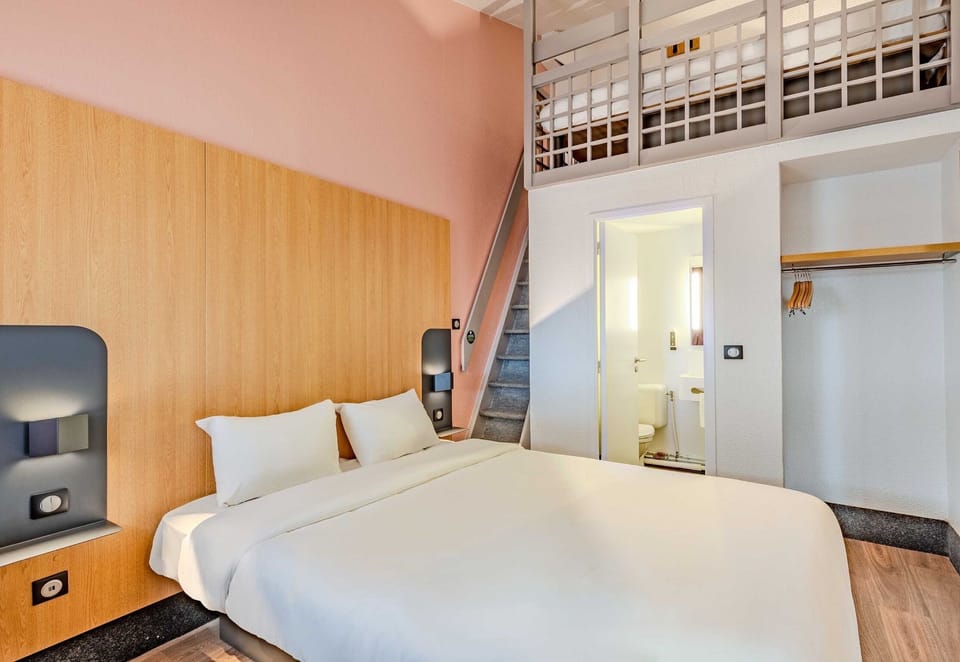 Desk, soundproofing, free cribs/infant beds, free WiFi