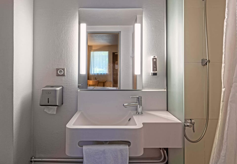 Shower, free toiletries, towels