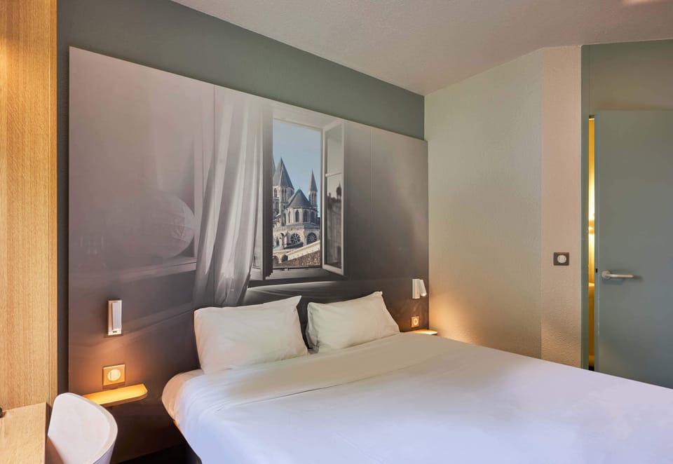 Premium bedding, desk, soundproofing, free WiFi