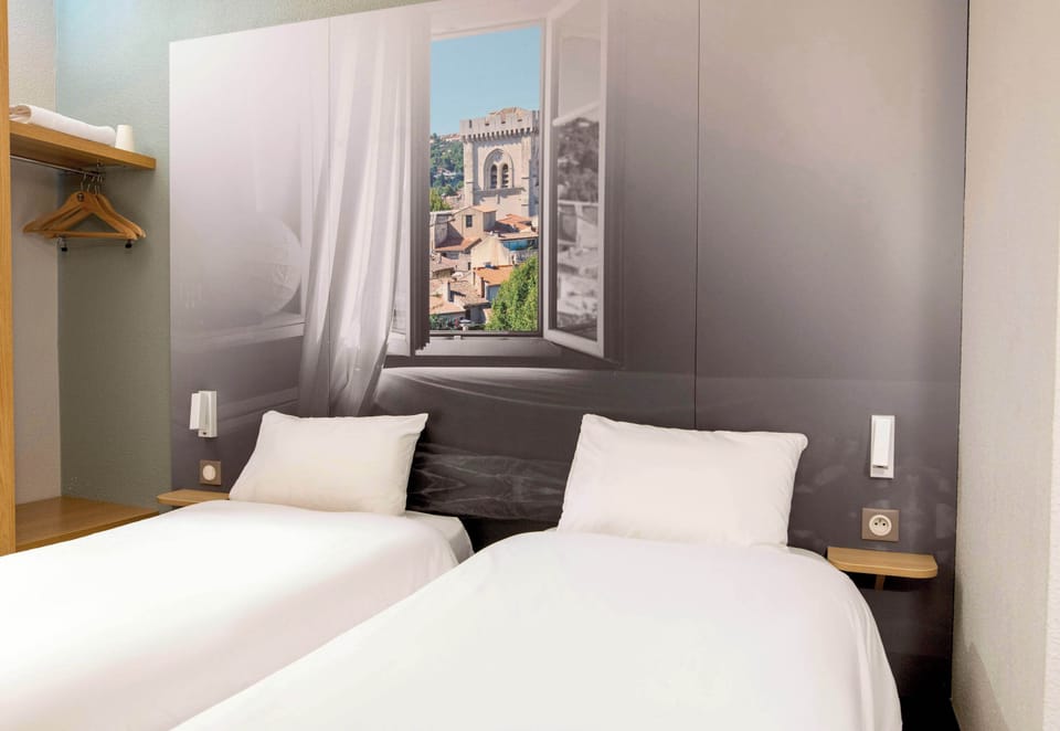 Twin Room | Premium bedding, desk, soundproofing, free cribs/infant beds