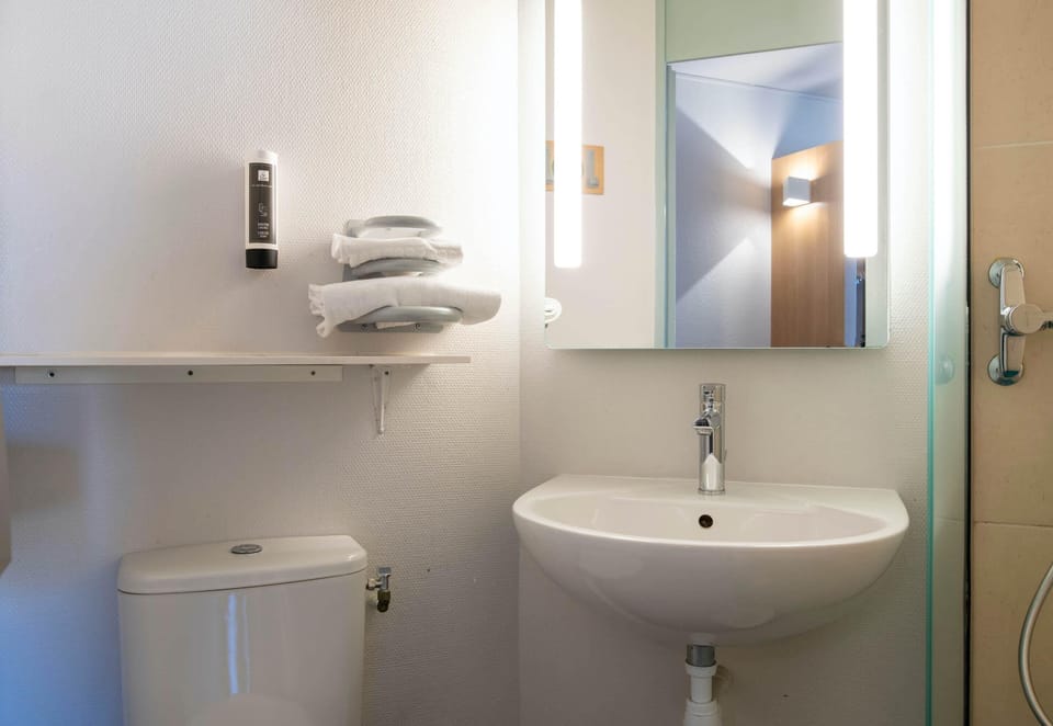Shower, towels