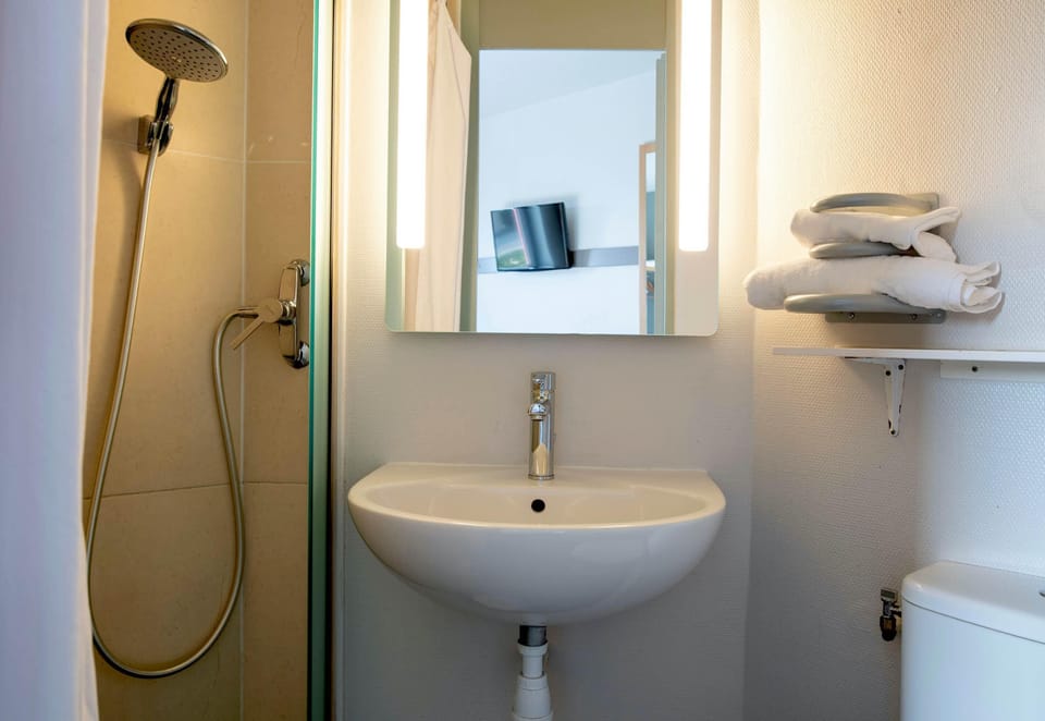 Shower, towels