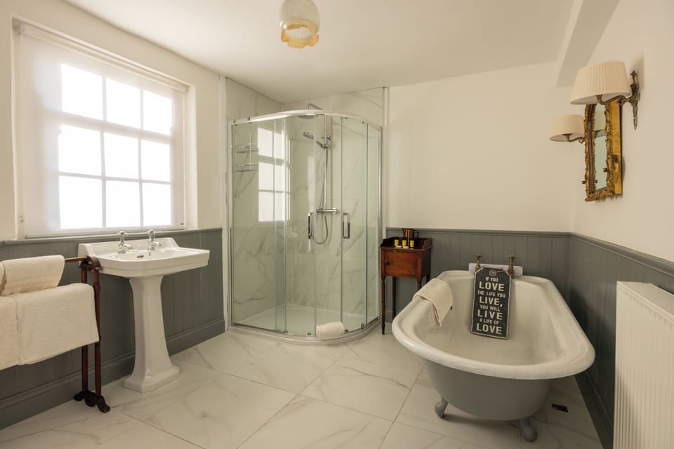 Classic Double Room, Courtyard View | Bathroom | Free toiletries, hair dryer, towels, soap