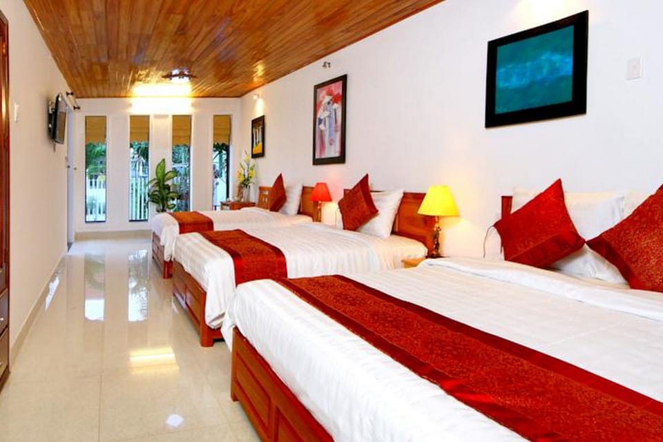 Family Room | Bathroom | Shower, free toiletries, hair dryer, slippers