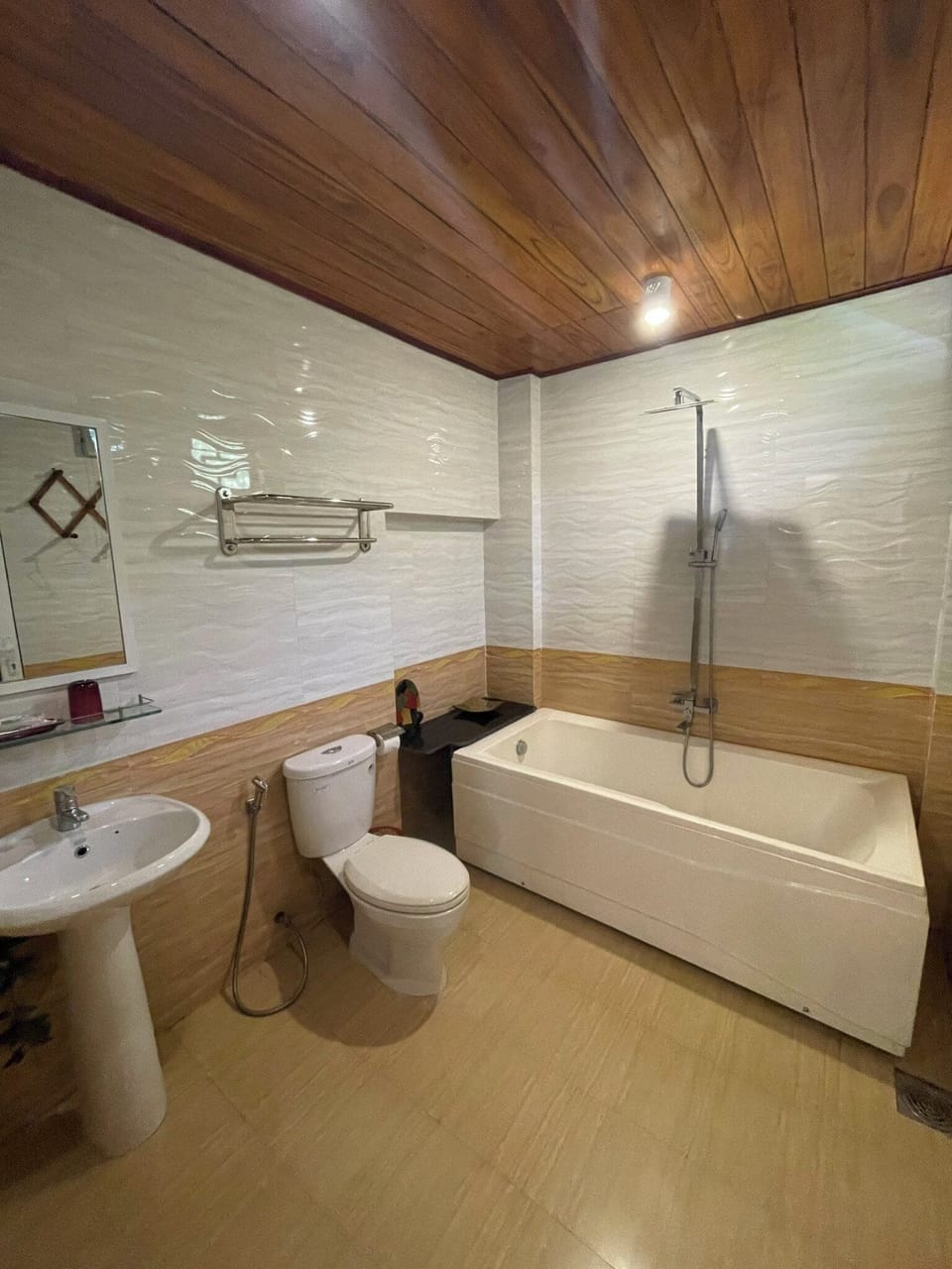 Deluxe Double Room, Bathtub | Minibar, in-room safe, desk, free WiFi
