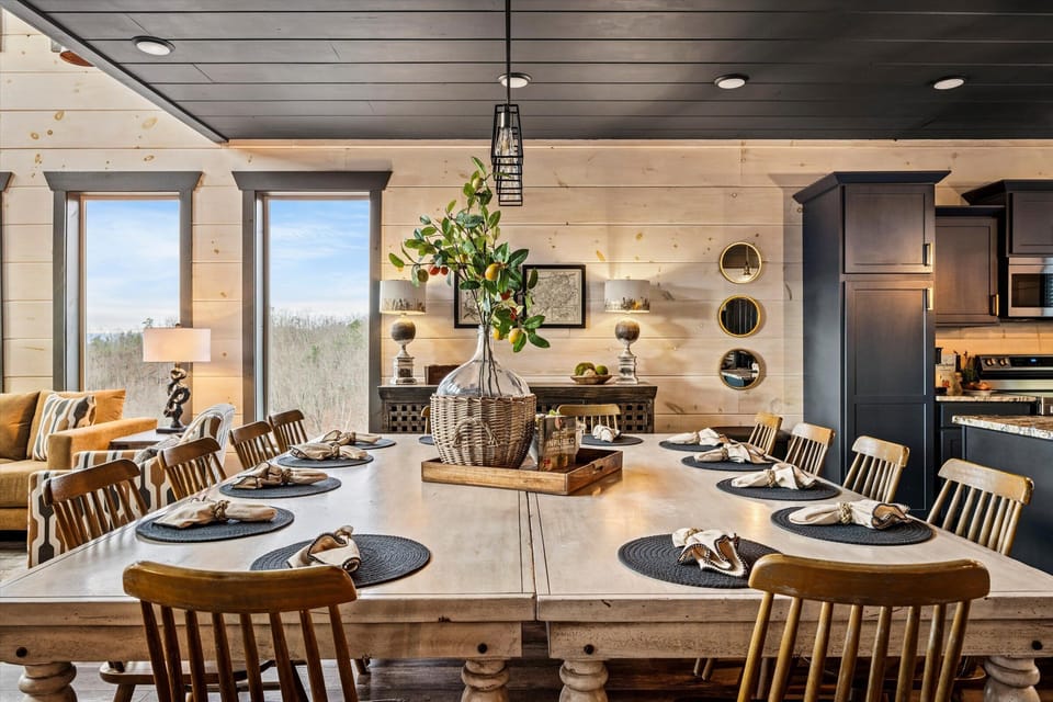Inviting Dining Room – Share meals and memories around a spacious table in a warm, welcoming dining area. Ideal for family dinners, game nights, or celebrations, this space combines comfort and connection for a memorable stay.