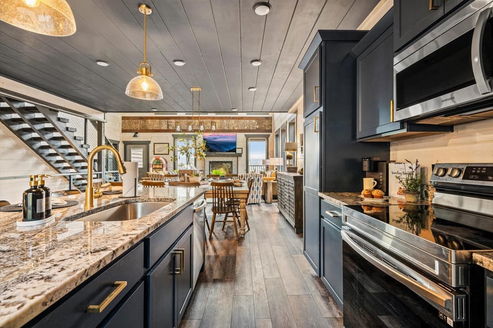Fully Equipped Kitchen – Cook and dine with ease in a modern kitchen stocked with appliances, cookware, and all the essentials. Whether it’s a quick breakfast or a home-cooked dinner, this space makes every meal convenient and enjoyable.