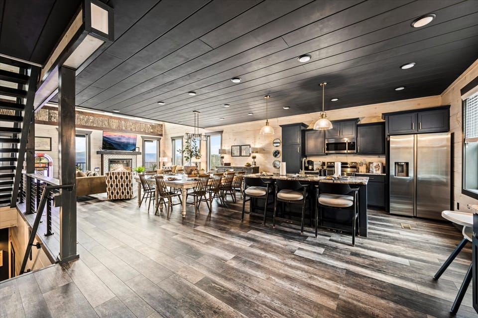 Fully Equipped Kitchen – Prepare meals with ease in a modern kitchen stocked with appliances, cookware, and all the essentials. Whether it’s a quick breakfast or a home-cooked dinner, this space makes dining at the cabin convenient and enjoyable.