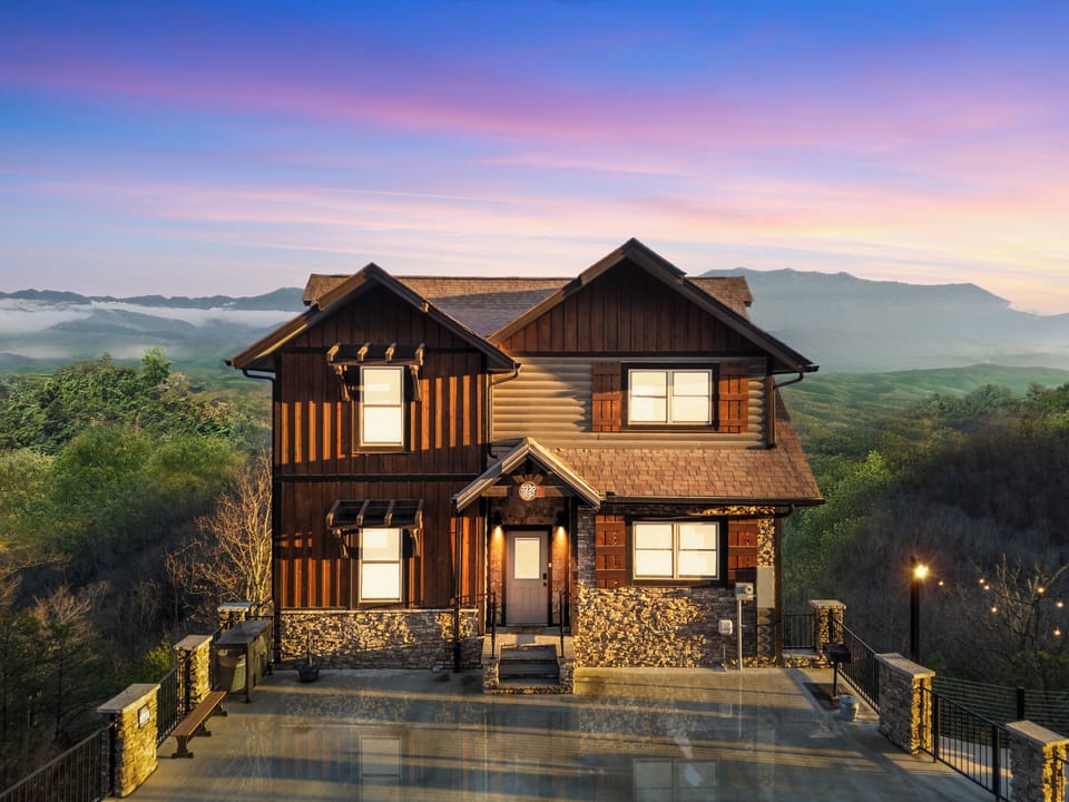 A Gorgeous mountain house with panoramic mountain view!