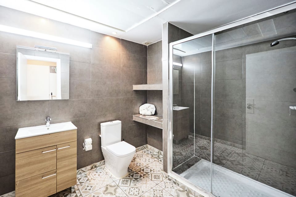 Deluxe Double Room | Bathroom | Hair dryer (on request), towels, soap, toilet paper