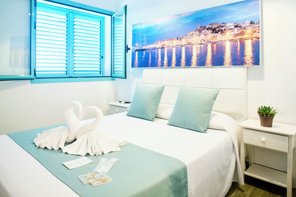 Classic Double Room | In-room safe, desk, WiFi (free), bed sheets