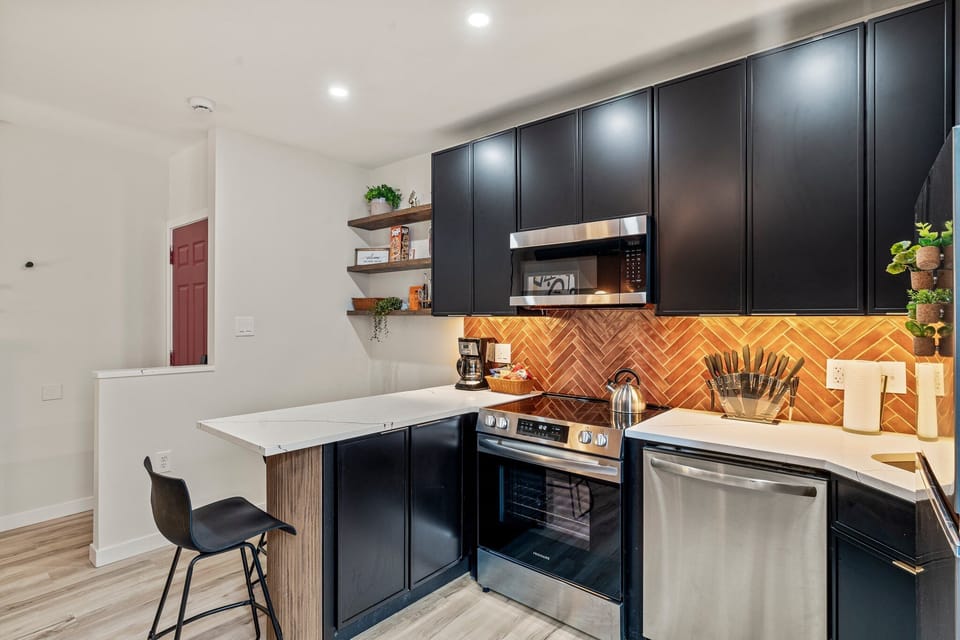 Condo, 1 King Bed with Sofa bed, Non Smoking, Air conditioning | Private kitchen | Coffee/tea maker, electric kettle, highchair, dining table