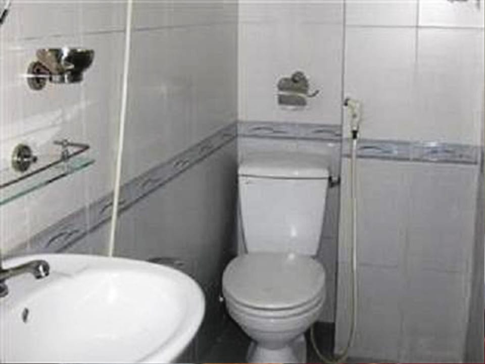 Family Room | Bathroom | Shower, free toiletries, towels