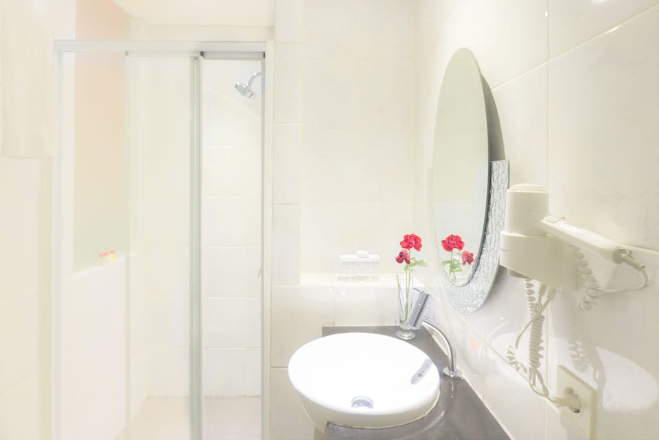 Deluxe Room | Bathroom | Combined shower/tub, free toiletries, slippers, towels