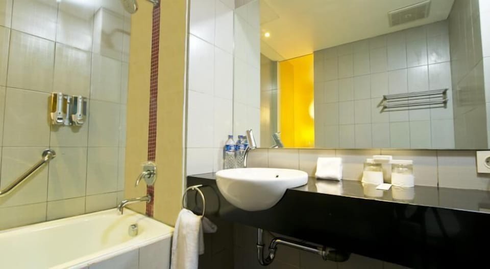 Combined shower/tub, free toiletries, slippers, towels