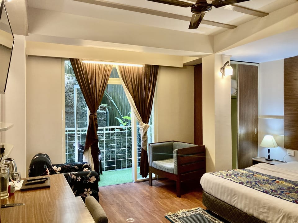 Executive Room, 1 King Bed, Non Smoking, Balcony | Premium bedding, down comforters, desk, laptop workspace
