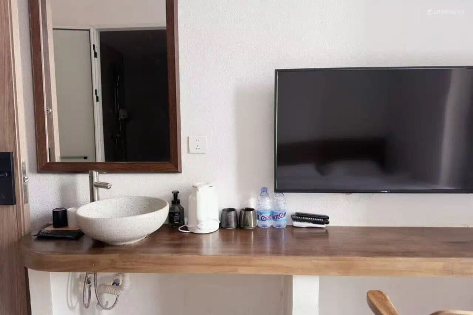 Classic Double Room, City View | Bathroom | Shower, hair dryer, slippers, towels