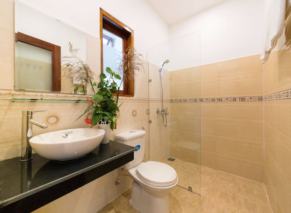 Shower, rainfall showerhead, free toiletries, hair dryer
