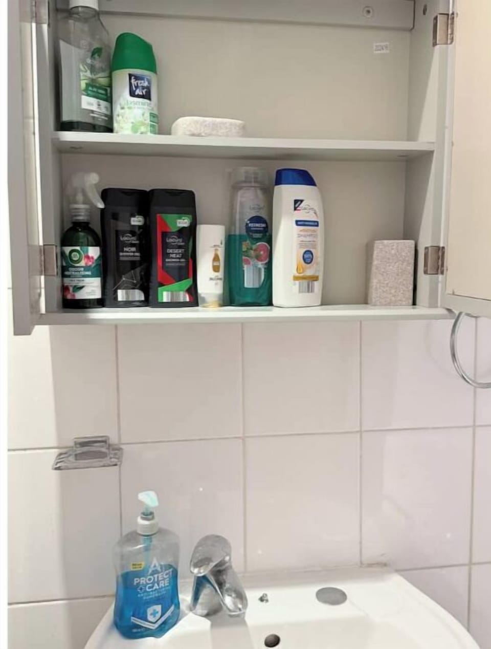 Essentials like fresh towels, hand soap, shampoo, conditioner, and body wash are provided to ensure your comfort. We also offer toilet paper, a hairdryer, and other toiletries for a convenient stay.