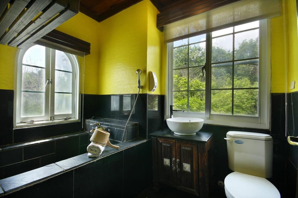 Quadruple Room, Courtyard View (21.22.31.32) | Bathroom | Shower, hair dryer, towels, shampoo