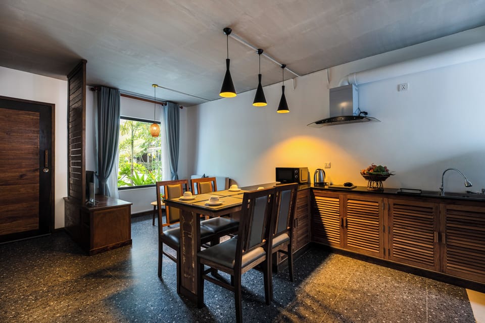 Classic Apartment, Balcony, Garden View | In-room dining