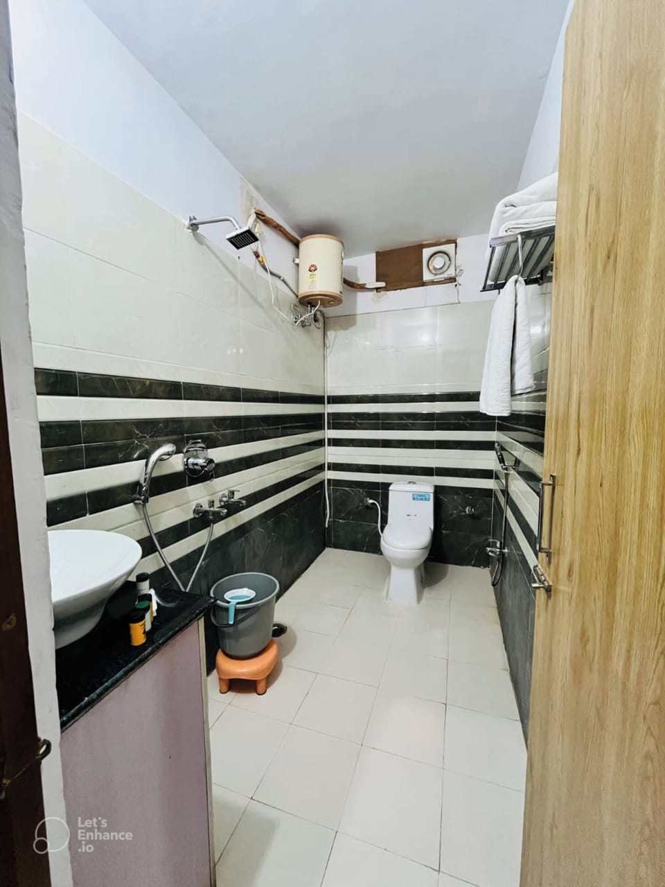 Deluxe Double Room, City View | Bathroom | Free toiletries, slippers, towels, soap