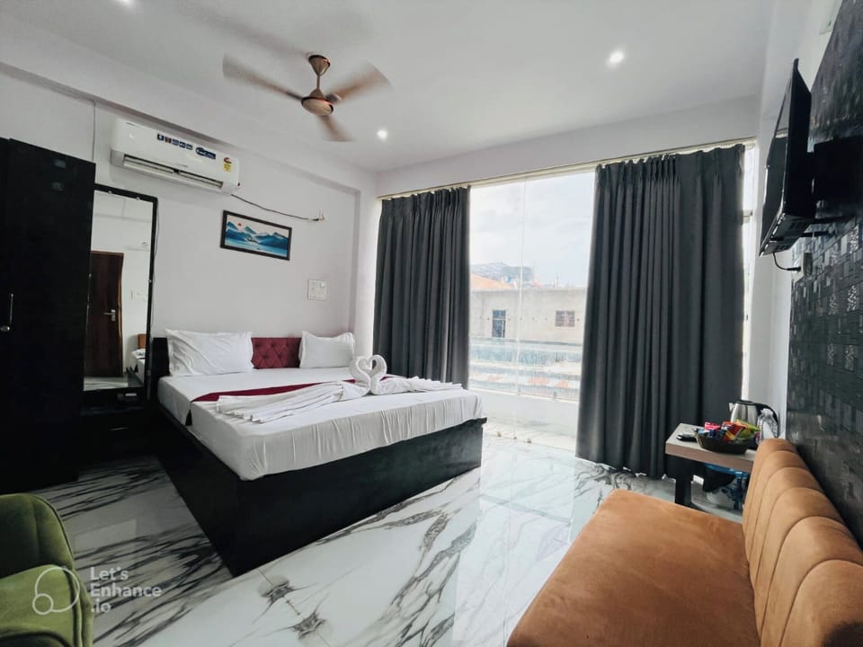 Deluxe Double Room, City View | Desk, soundproofing, bed sheets