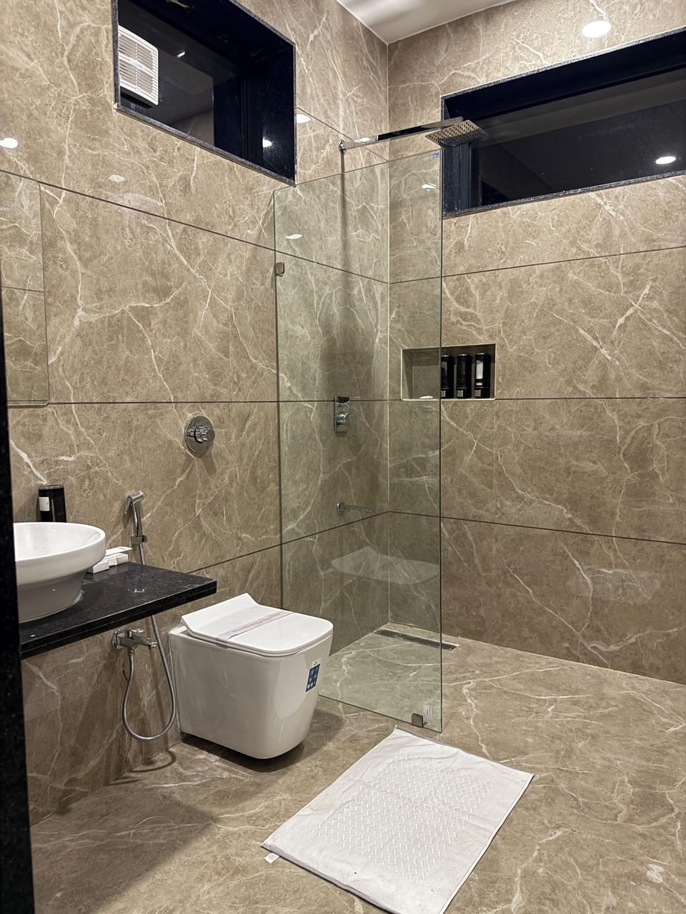 Comfort Double Room | Bathroom | Shower, free toiletries, hair dryer, slippers