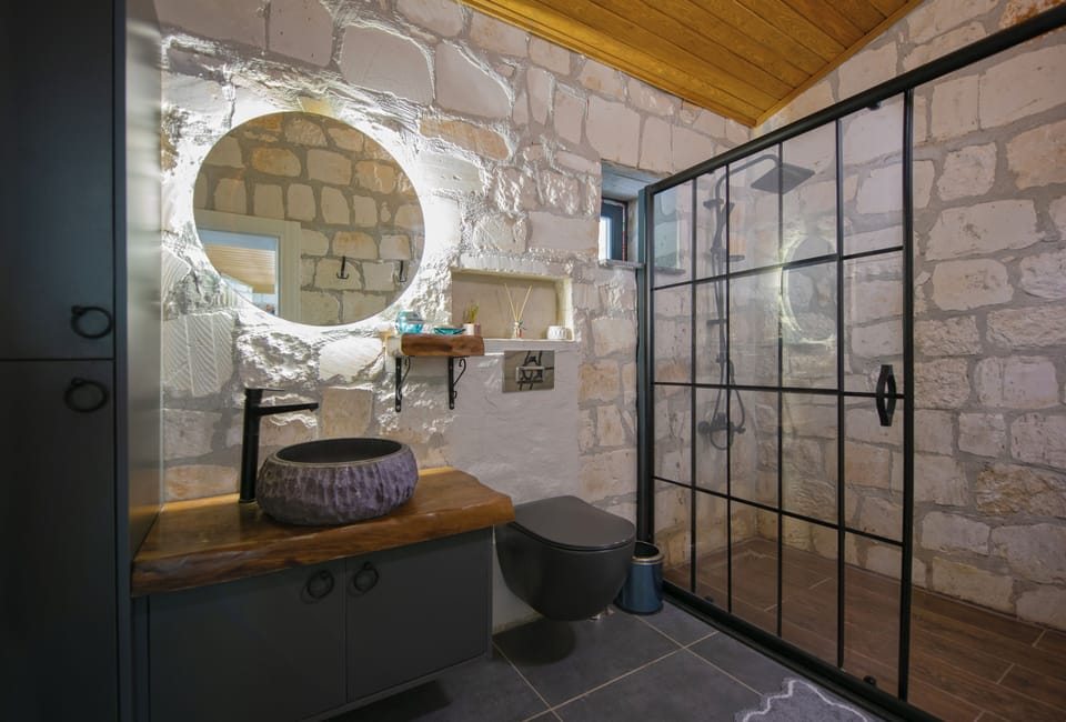 Deluxe Chalet, Mountain View | Bathroom | Towels, soap, shampoo, toilet paper