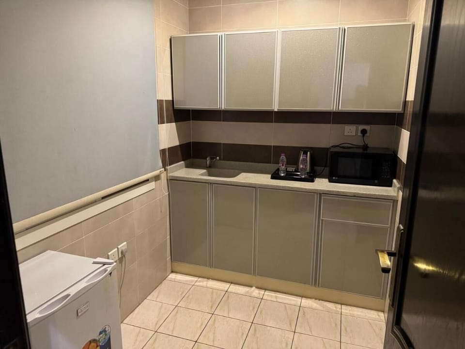 Deluxe Suite, 2 Bedrooms, City View | Private kitchen