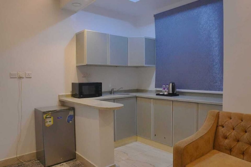 Deluxe Suite, 1 Bedroom, City View | Private kitchenette